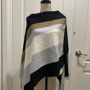 KNIITED SLANT DESIGN PONCHO
